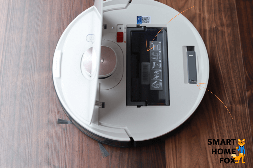 Deebot OZMO T8 стоит с открытой крышкой на полу.